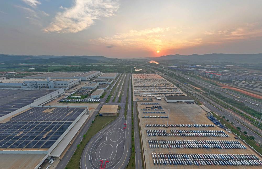 ↑这是广西南宁市伶俐工业园区新能源汽车生产基地（无人机照片，5月14日摄）。新华社记者 周华 摄