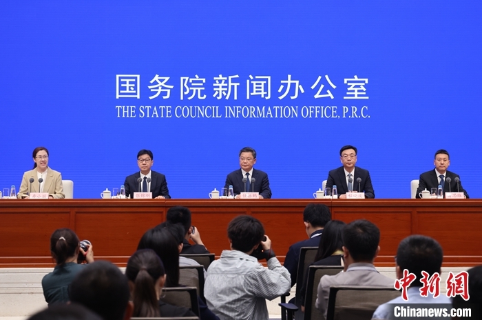 6月13日，中国国务院新闻办公室在北京举行“推动高质量发展”系列主题新闻发布会，甘肃省委副书记、省长任振鹤，甘肃省委常委、常务副省长程晓波，甘肃省委常委、副省长张锦刚，甘肃省副省长雷思维围绕“加快建设幸福美好新甘肃 不断开创富民兴陇新局面”作介绍，并答记者问。 中新社记者 杨可佳 摄