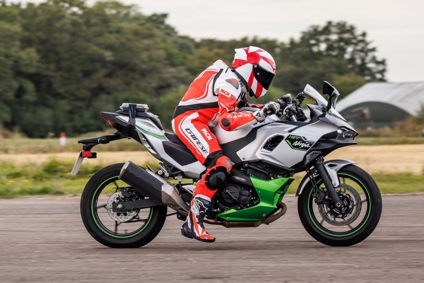 英媒实测Ninja 7 Hybrid/Ninja ZX-10R直线加快