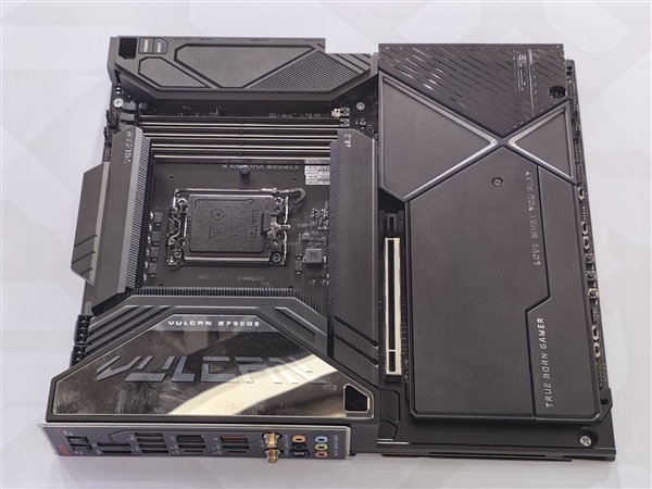 七彩虹Z790火神主板现身:首次E-ATX大板设计 黑白双色可选