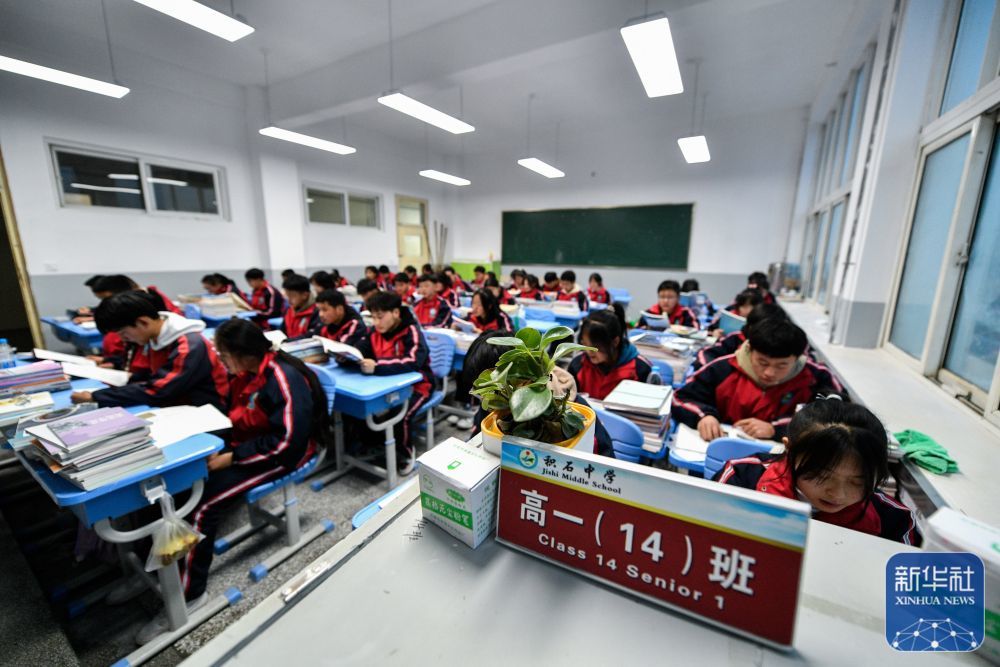 2月26日，积石山县积石中学的高中生在修缮一新的教室里上自习。