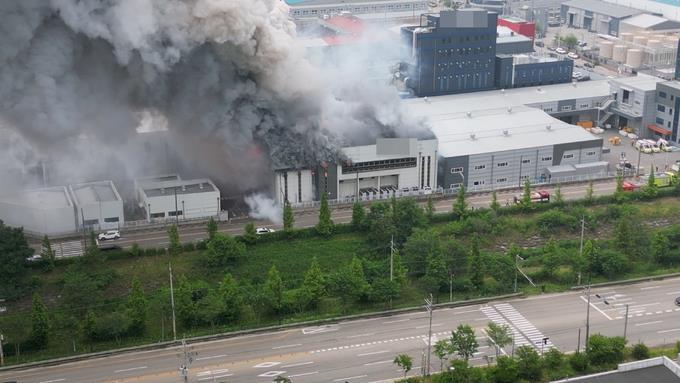 韩国一电池厂发生火灾，现场已发现20多具遗体