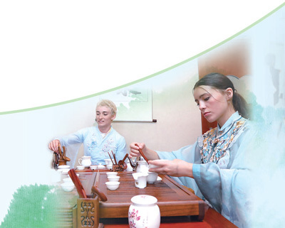2024年4月，新西兰惠灵顿东方女子中学的学生在北京师范大学实验华夏女子中学体验茶艺课。新华社记者 侯 俊摄