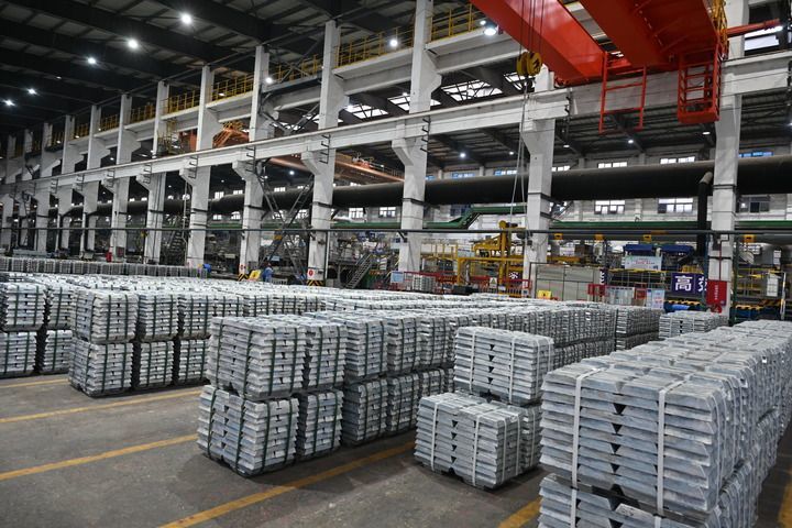 这是6月3日拍摄的常宁市一家有色金属冶炼企业生产的锌锭。（新华社记者 刘力航 摄）