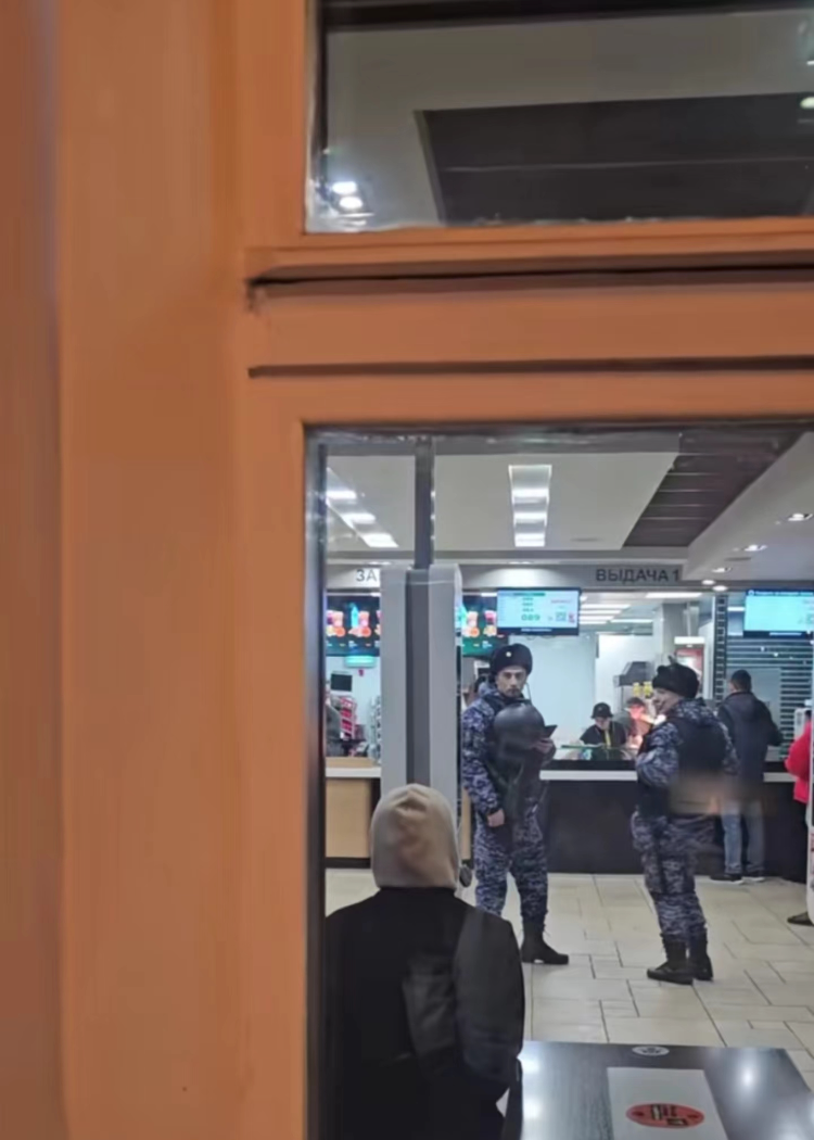 莫斯科街头的麦当劳内有军警站岗。网络图