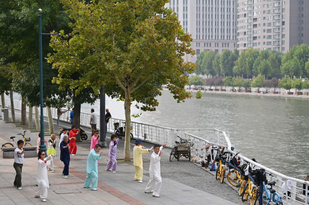 天津市民在海河岸边打太极拳。
