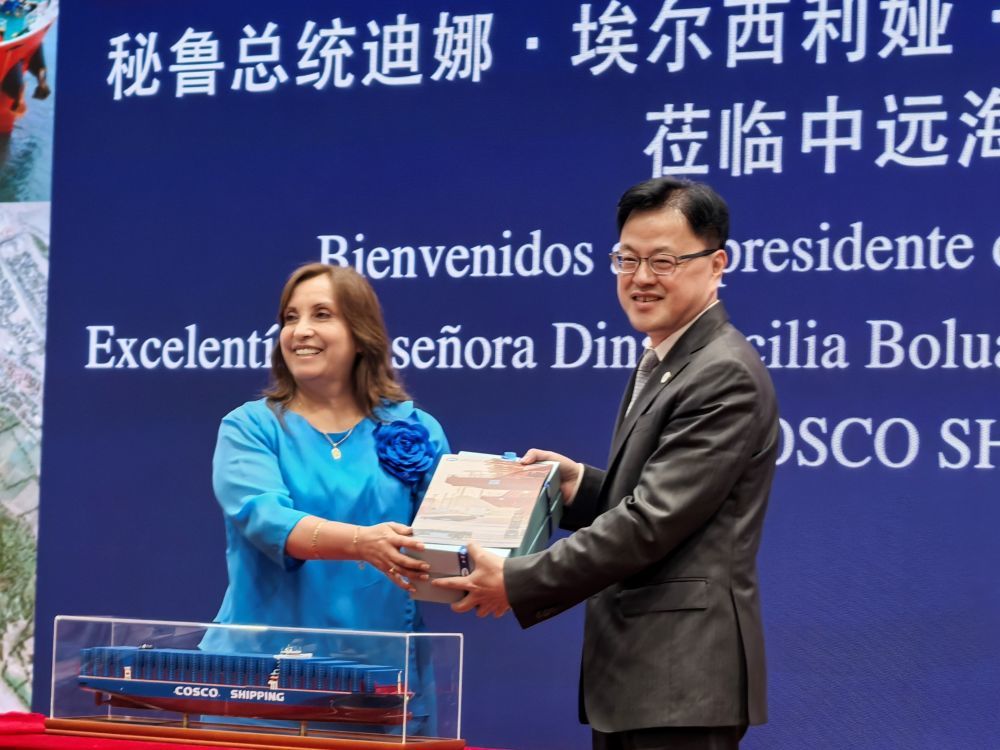 6月27日，中远海运集团董事长万敏（右）向秘鲁总统博鲁阿尔特赠送上海洋山港资料和船模。新华社记者吴宇 摄