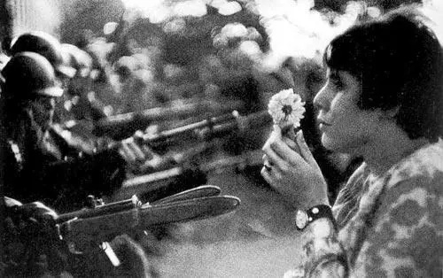 1970年5月4日，时年19岁的肯特大学历史系学生爱丽笙·克劳丝，把一支鲜花插在了指向学生的国民警卫队枪管里，并对那名持枪的国民警卫队员说“鲜花要比子弹美好得多”。最终惨案造成3死8伤，死者中包括爱丽笙，她是一个犹太人 资料图