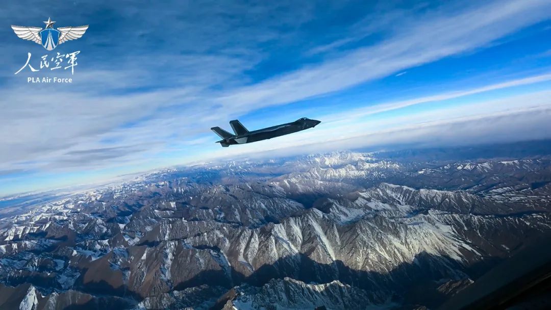 空军“王海大队”飞行员进行陌生空域训练。张伟 摄