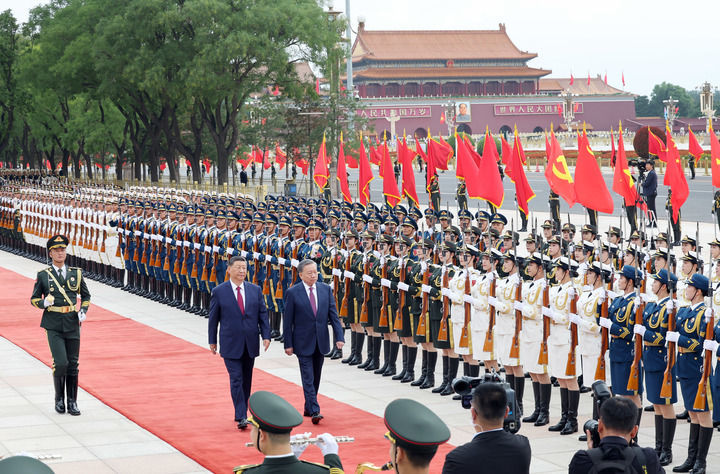 8月19日，中共中央总书记、国家主席习近平在北京人民大会堂同来华进行国事访问的越共中央总书记、国家主席苏林举行会谈。这是会谈前，习近平在人民大会堂东门外广场为苏林举行欢迎仪式。新华社记者 姚大伟 摄