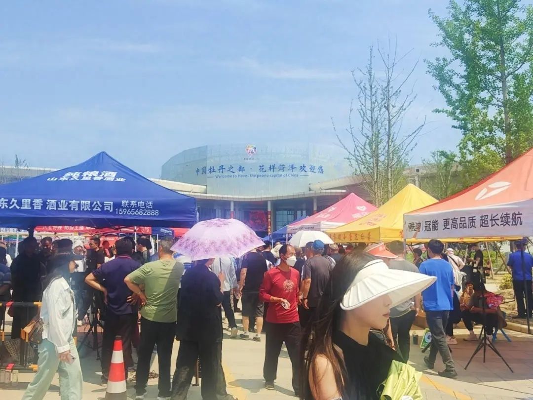 郭有才直播场地周围挤满了人。 图源：九派新闻 记者彭茸雯摄