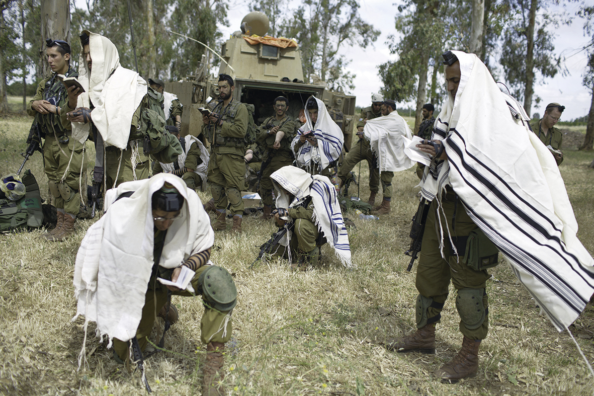 2014年5月19日，“耶胡达胜利营”士兵在戈兰高地附近参加年度演习期间进行祷告。（法新社）
