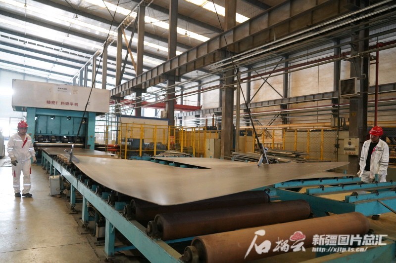 在哈密高新技术产业开发区，新疆湘润新材料科技有限公司生产的钛合金板材供不应求。郭子毅 摄