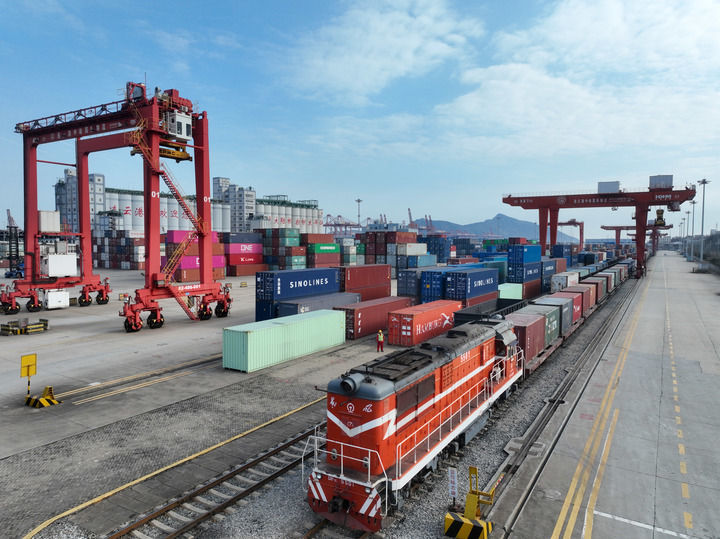 2024年1月8日,一列中欧班列满载集装箱准备从中哈(连云港)物流合作基地驶出。新华社发(王春 摄)