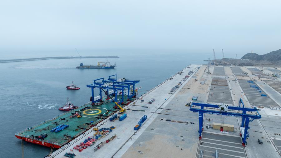 这是6月21日在秘鲁钱凯港拍摄的码头操作区（无人机照片）。新华社记者 李木子 摄