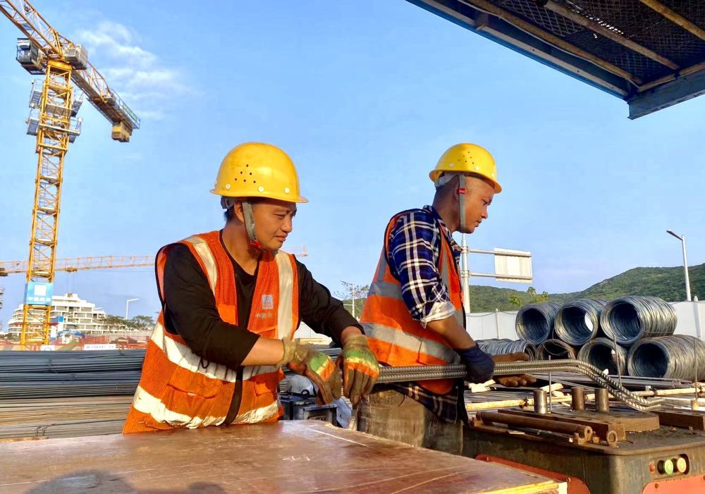 2月10日，中建五局施工团队在陵水黎安国际教育创新试验区内作业。新华社发