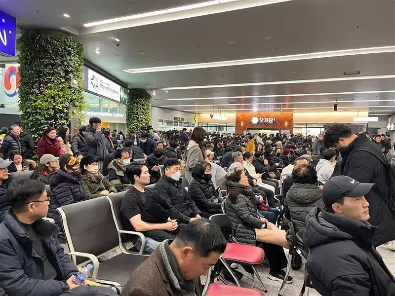 ◆遇难者家属们聚集在务安机场大厅等候家人们的消息。