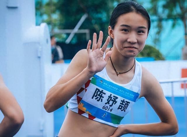 7秒27破纪录夺冠！中国15岁短跑天才少女创4大神迹：28天夺2冠1亚