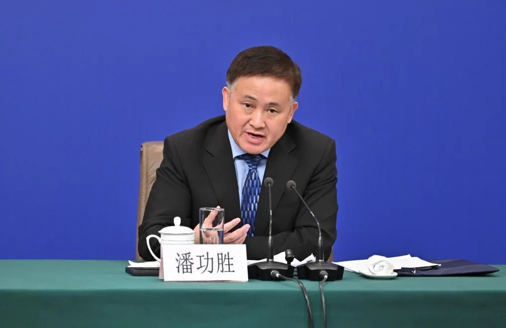 潘功胜 图源：新华网
