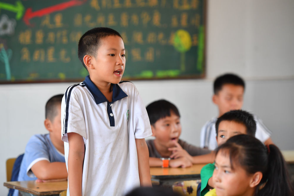 9月2日，在湖南省华容县团洲学校，四年级学生在主题班会上发言。新华社记者 陈泽国 摄