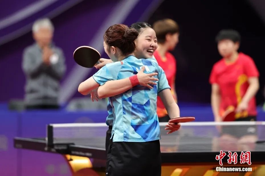 张本美和（右）与木原美悠在赛后拥抱庆祝。（资料图 中新社记者 蒋启明 摄）