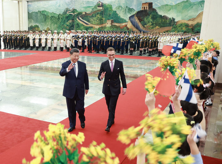 10月29日下昼，国度主席习近平在北京东说念主民大礼堂同来华进行国是探听的芬兰总统斯图布举行会谈。这是会谈前，习近平在东说念主民大礼堂北大厅为斯图布举行迎接典礼。新华社记者 王晔 摄