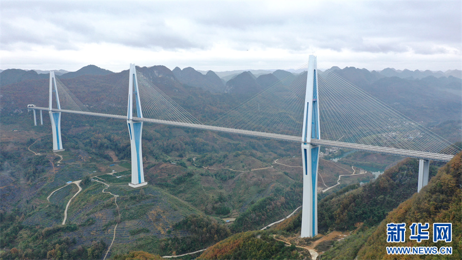 近日拍摄的平塘“天空之桥”一景。新华网 周远钢 摄