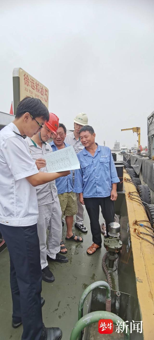 镇江检查中储粮及江苏中海粮油基地，把好数十万吨食用油水路运输关