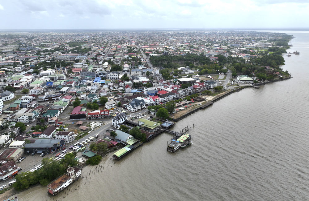 4月6日，在苏里南首都帕拉马里博拍摄的苏里南河沿岸景观（无人机照片）。