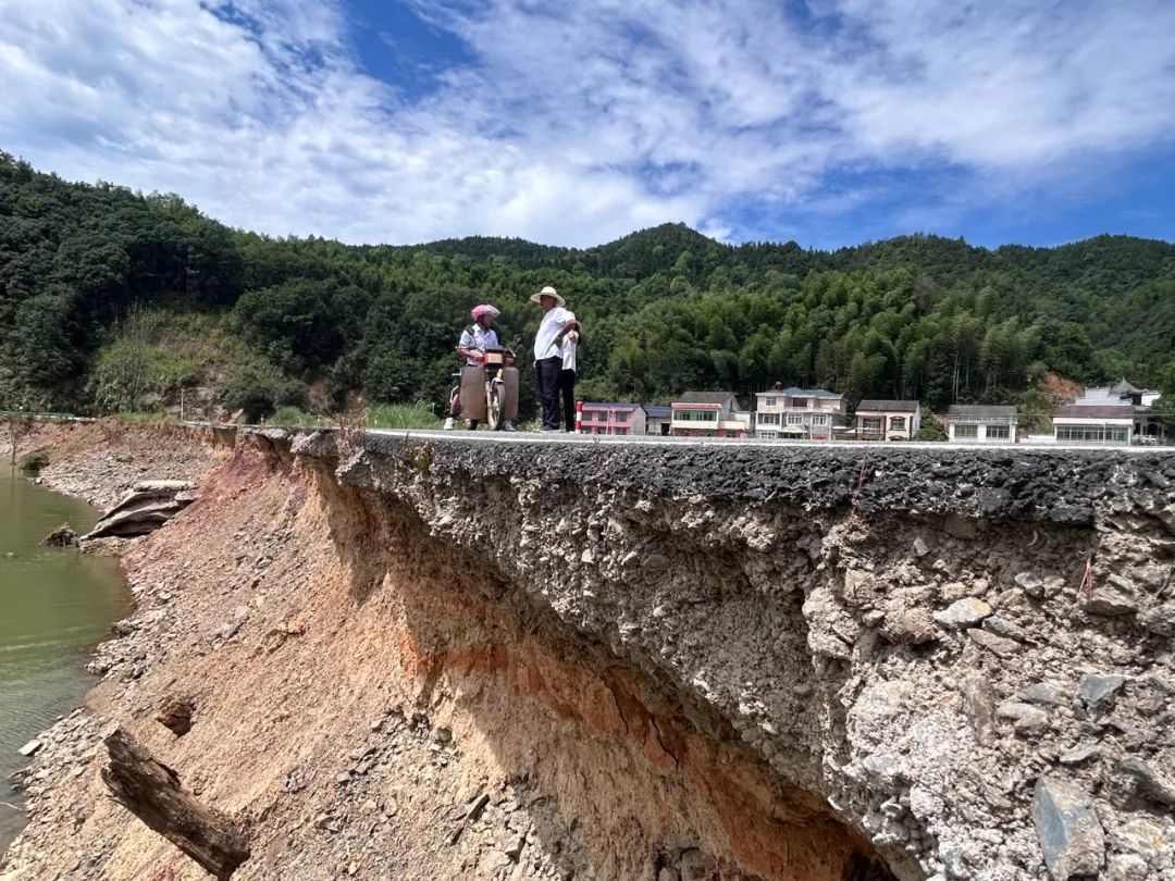 三新村，洪水冲毁了路基，说念路变得“空腹”。