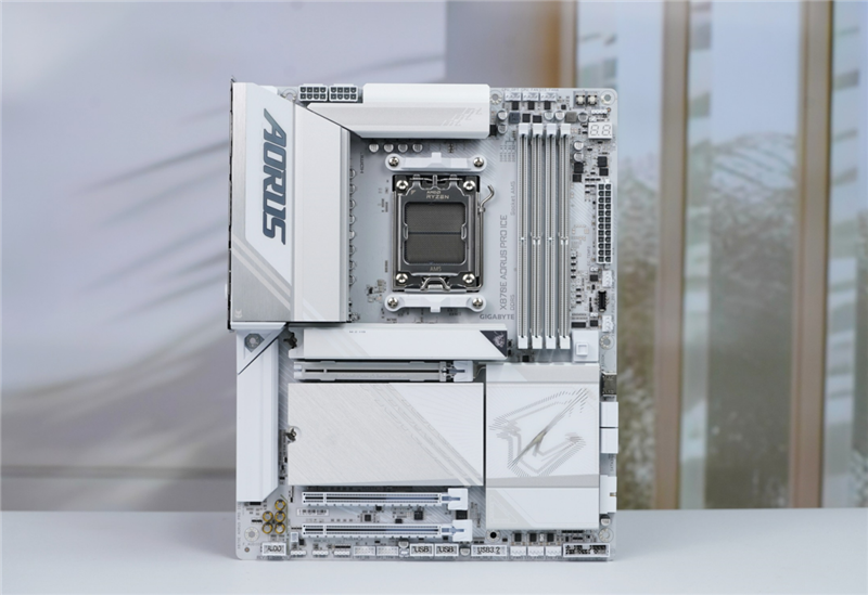 首款信得过全白主板！技嘉X870E AORUS PRO ICE电竞冰雕首发评测：性能超上代旗舰