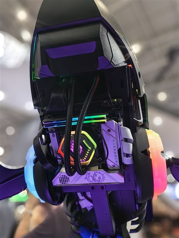 酷冷至尊做了一条“机械鲨鱼”主机!