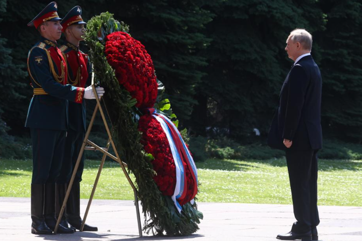 纪念卫国战争爆发83周年，普京向无名烈士墓献花圈
