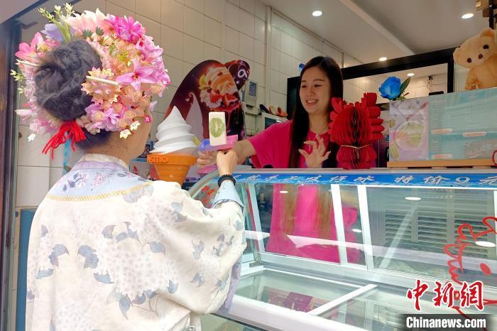 4月23日，在“创意手工冰棒”小店里，杨沐恩笑盈盈接待顾客。　廖珍妹 摄