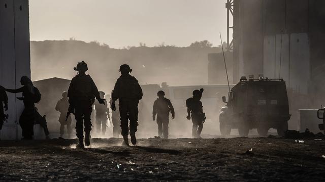 2024年2月29日,以色列士兵在埃雷兹边境部署重型武器和军车。