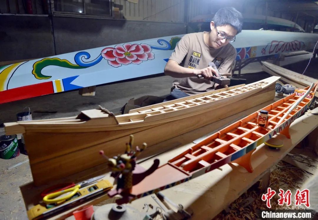 夜里,方庄龙舟制造技艺第四代传人方剑伟正在制作"龙龙仔".