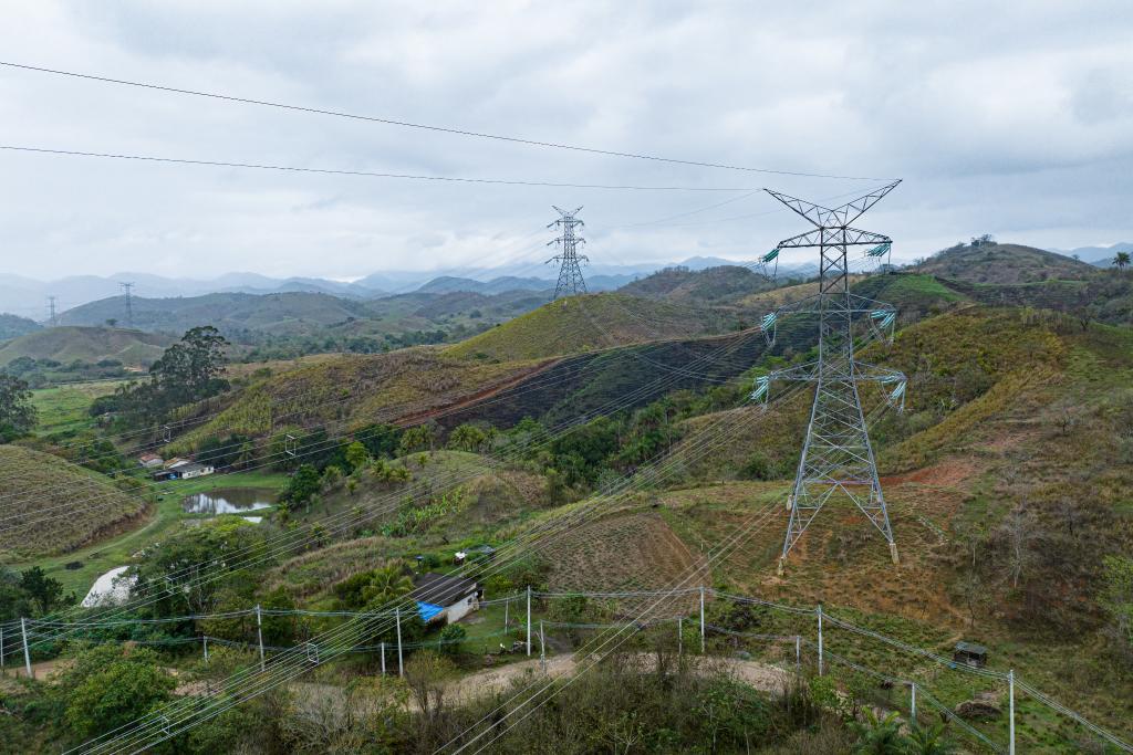 这是2022年9月30日在巴西里约热内卢拍摄的美丽山特高压输电二期项目输电线路（无人机照片）。新华社记者王天聪摄