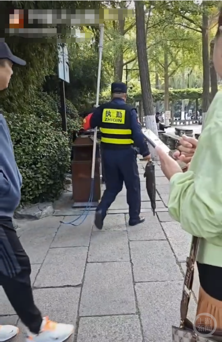 保安大叔提醒游客不要投喂。 视频截图