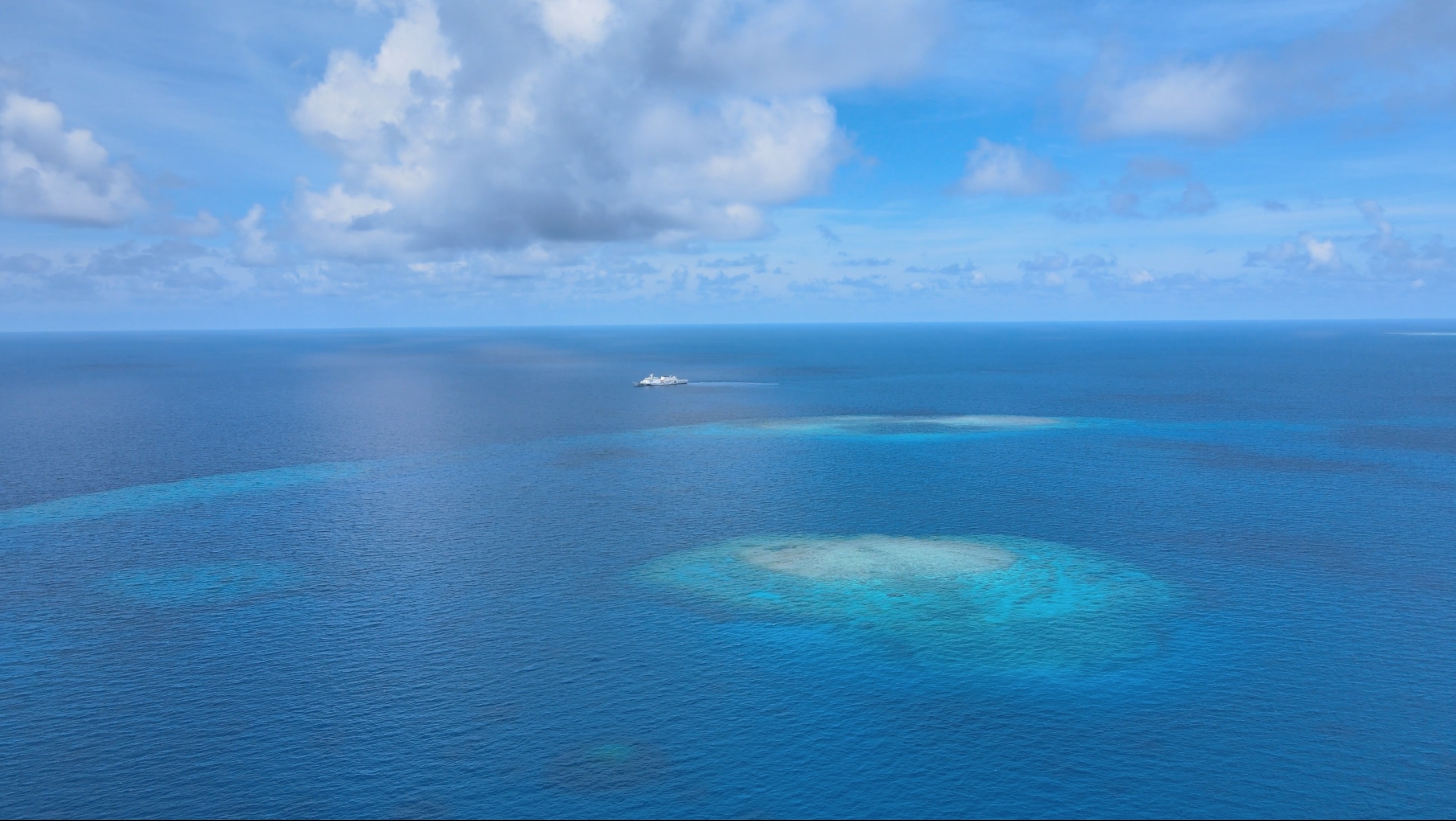 中国海警在管辖海域维权执法,坚决捍卫国家领土主权和海洋权益。