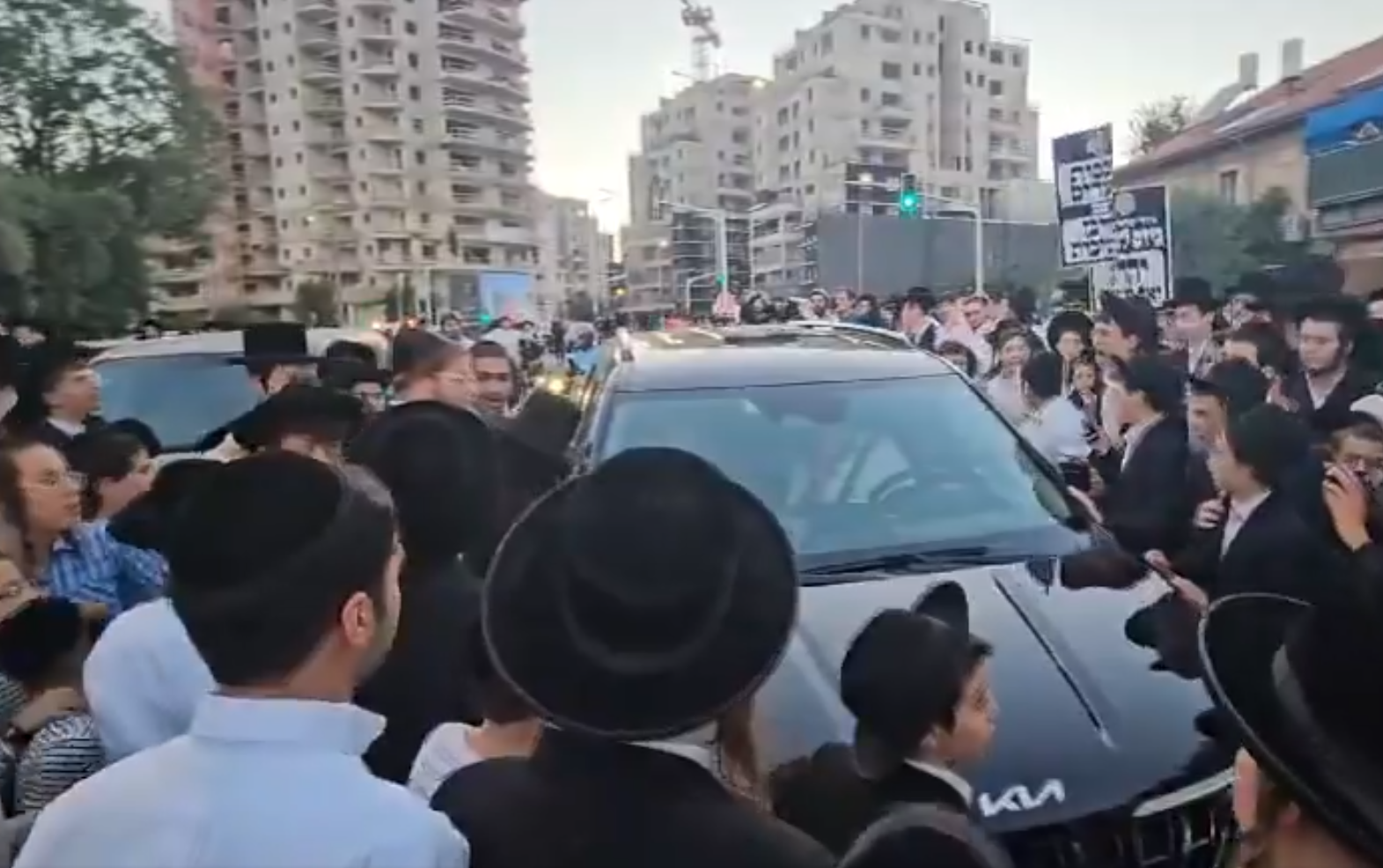 2024年6月30日，极端正统派抗议者袭击一名极端正统派内阁部长的汽车 图源：《以色列时报》报道视频截图