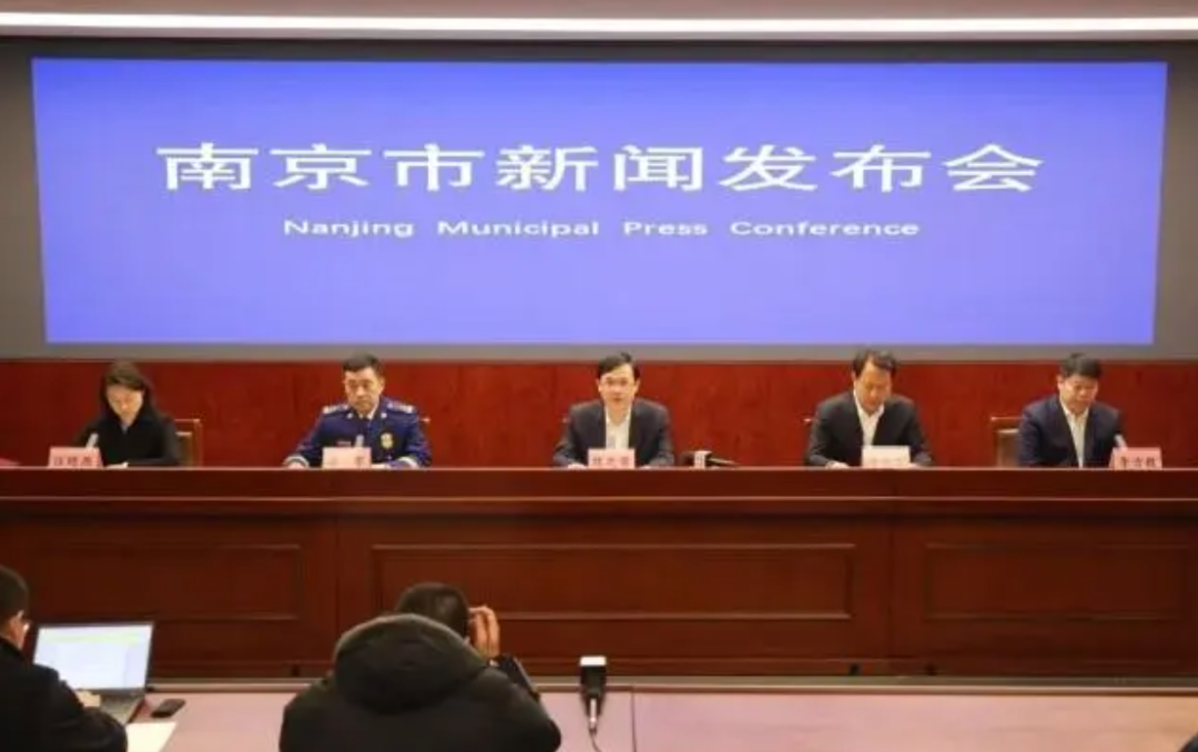 南京致15死火灾事故发生后，省委书记、市委书记、市长外出暗访