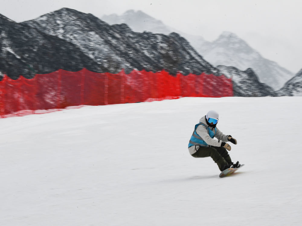 ↑2024年1月25日，罗甲久在鹧鸪山滑雪场练习滑雪。新华社记者 王曦 摄