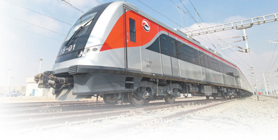 一列驶向埃及新行政首都方向的轻轨列车。本报记者 沈小晓摄