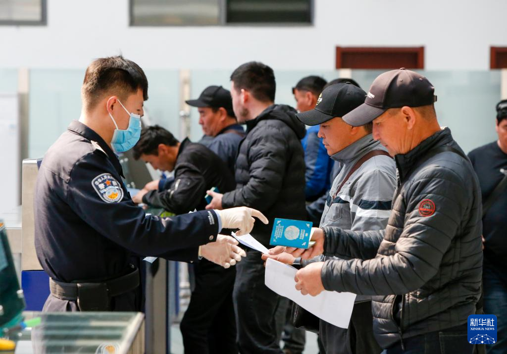 4月18日12时许，旅客在霍尔果斯口岸联检大厅接受入境检查。新华社记者 陈朔 摄