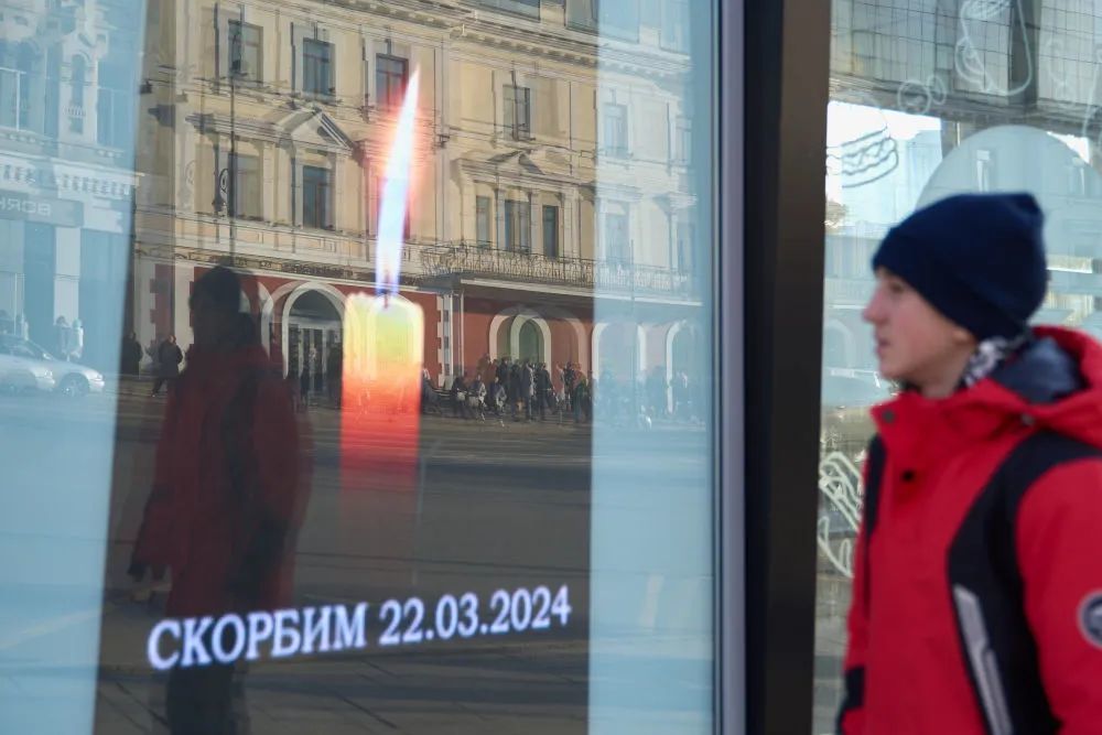 3月24日，俄罗斯符推迪瘠斯托克市街头电子呈现屏播搁蜡烛图案，悼想遭易者。新华网收（郭飞洲摄）