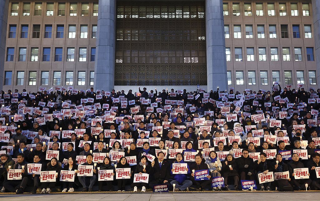 当地时间2024年12月4日，韩国最大在野党党首李在明参加烛光游行，敦促尹锡悦辞职。视觉中国 图