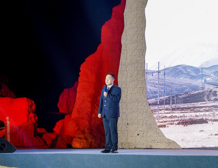 陈鑫在“何以中国·五星出东方”网络主题宣传活动现场演讲。人民视频供图