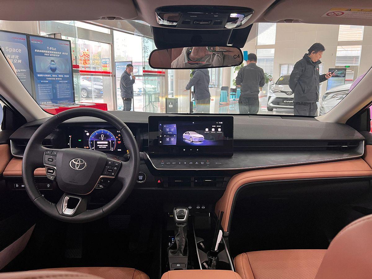 取消2.5燃油版,新增2.0HEV动力,8155芯片上车,全新凯美瑞实拍