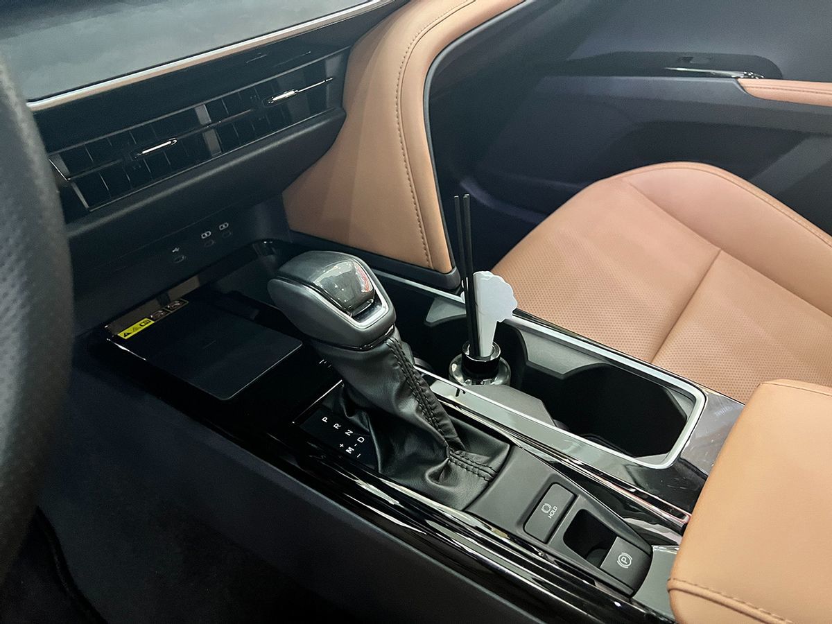 取消2.5燃油版,新增2.0HEV动力,8155芯片上车,全新凯美瑞实拍