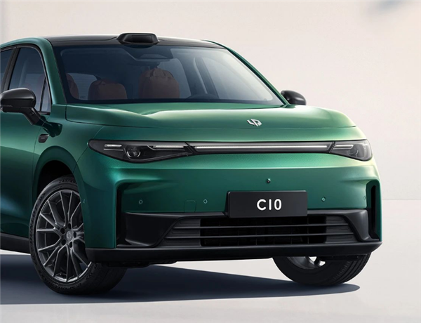 扭转刚度超越劳斯莱斯幻影!零跑C10新配色“琉璃翠”发布